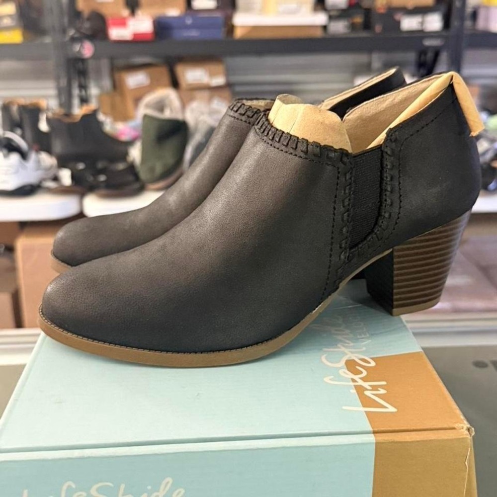 Size 8 Lifestride ankle boot